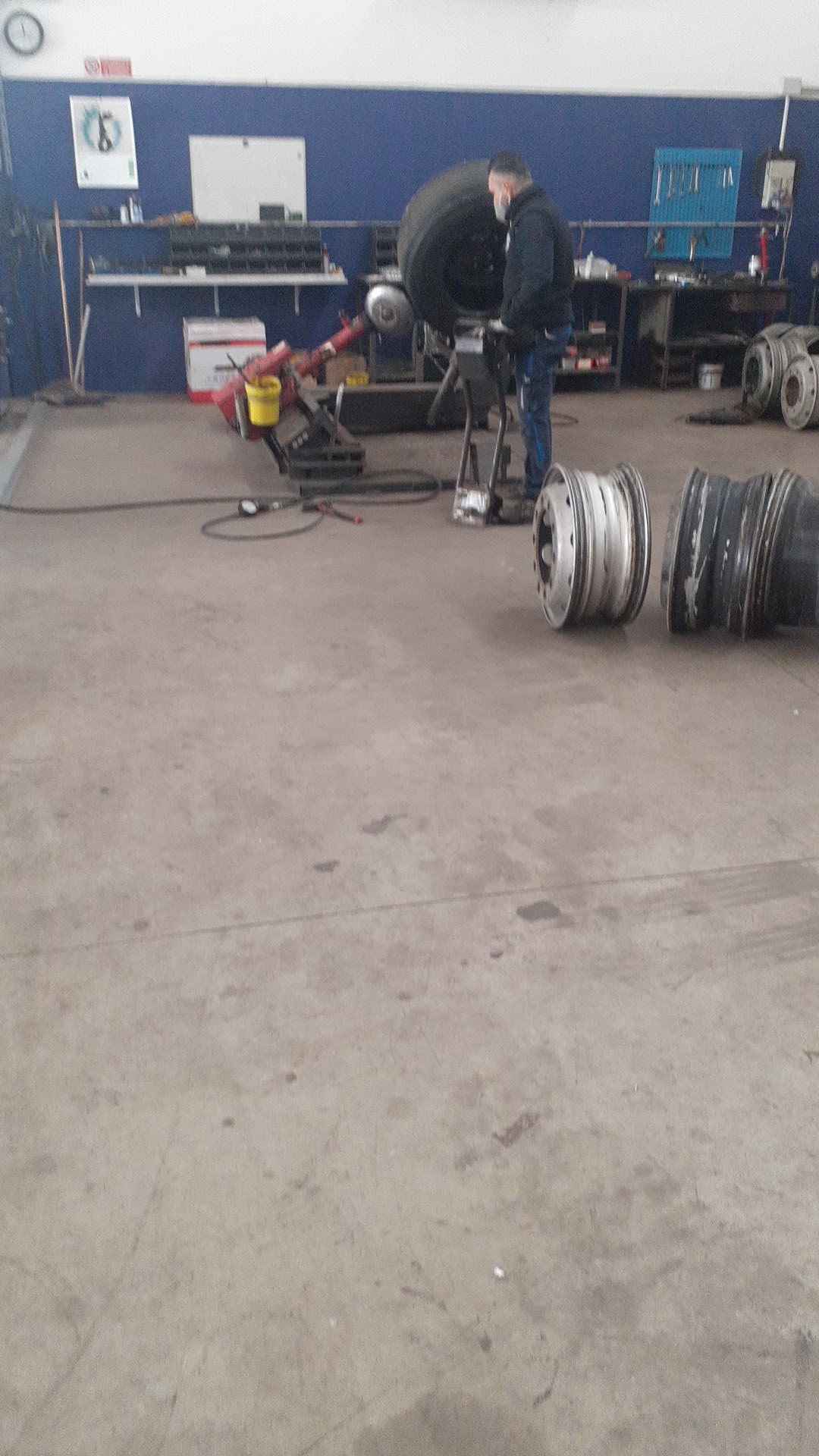 Tecnico al lavoro su uno pneumatico