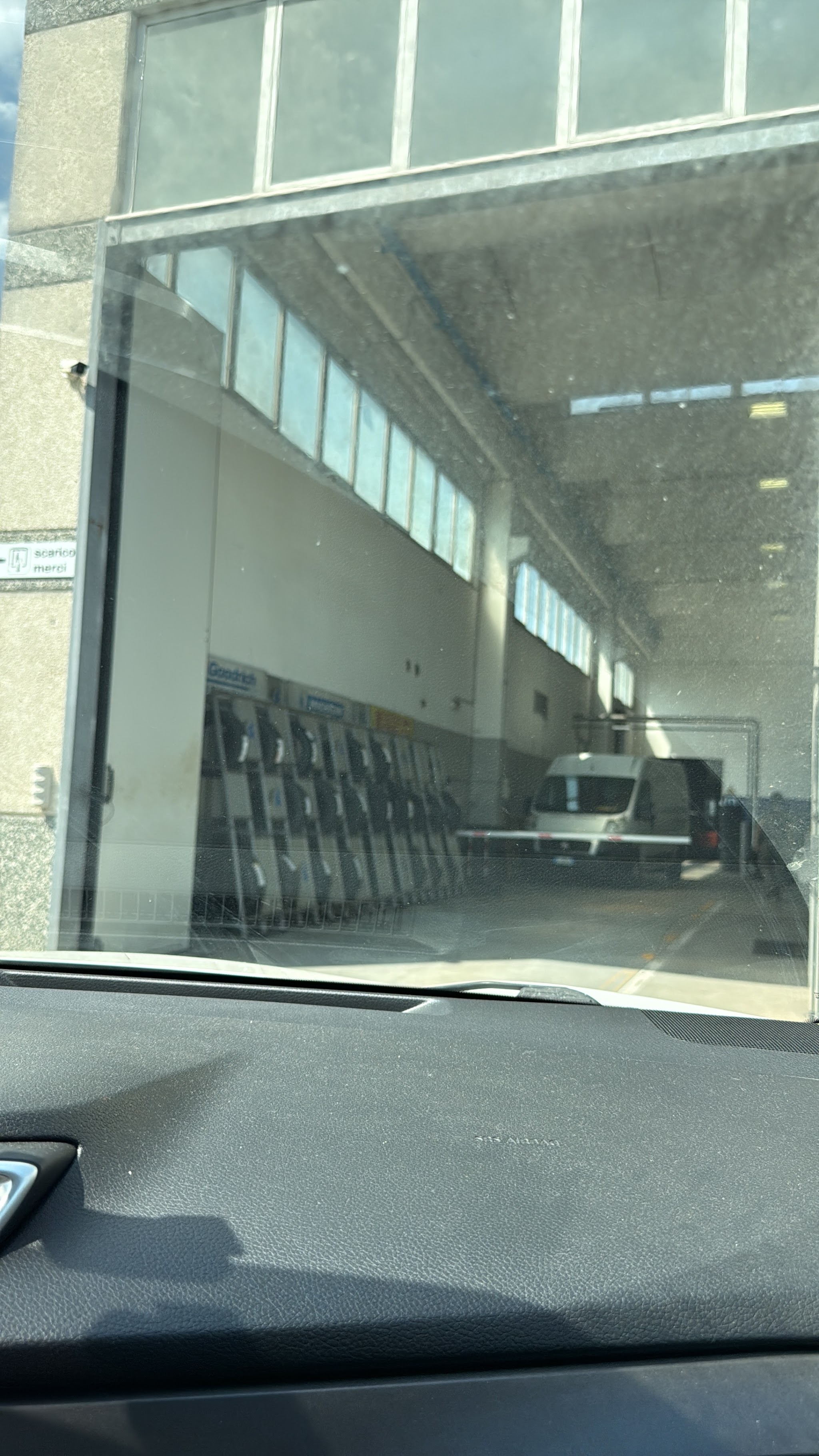 Ingresso operativo della sede Baldini Gomme